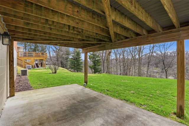 18 Crestwood Dr, Cecil, PA 15321