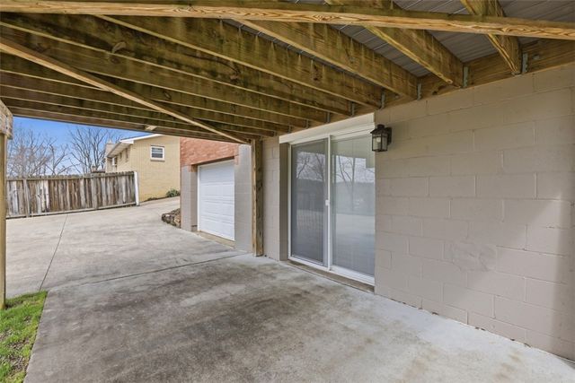 18 Crestwood Dr, Cecil, PA 15321