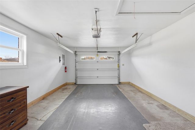 18 Crestwood Dr, Cecil, PA 15321