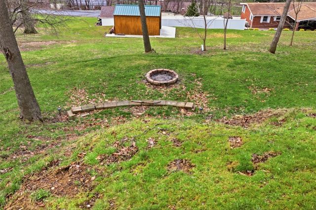 18 Crestwood Dr, Cecil, PA 15321