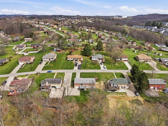 18 Crestwood Dr, Cecil, PA 15321