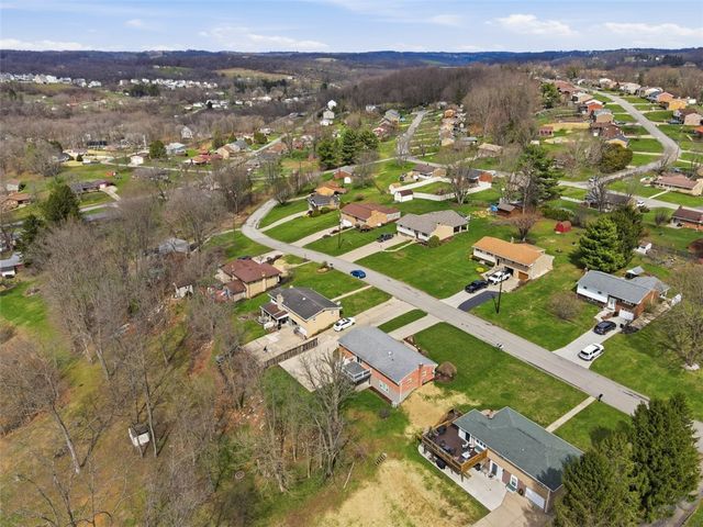18 Crestwood Dr, Cecil, PA 15321