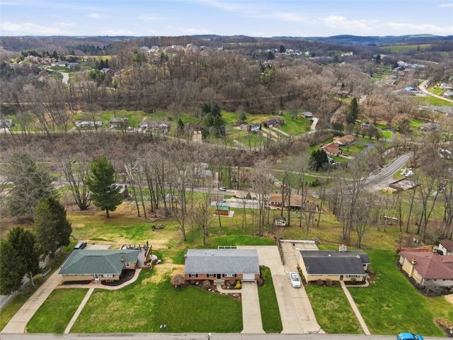 18 Crestwood Dr, Cecil, PA 15321