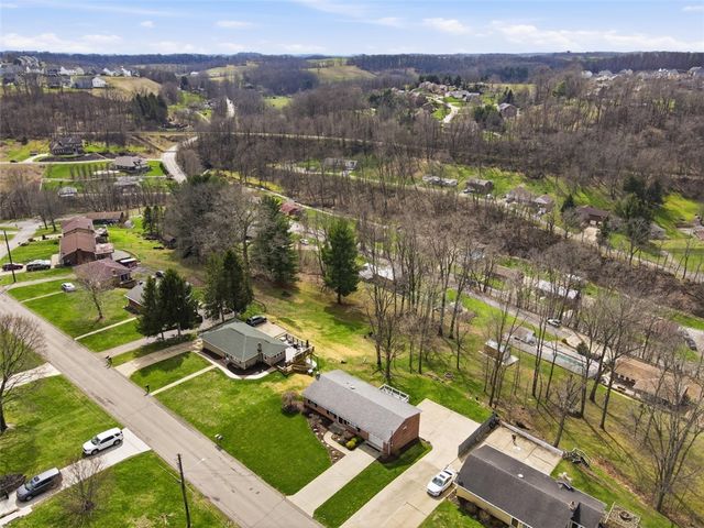 18 Crestwood Dr, Cecil, PA 15321