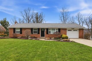 18 Crestwood Dr, Cecil, PA 15321
