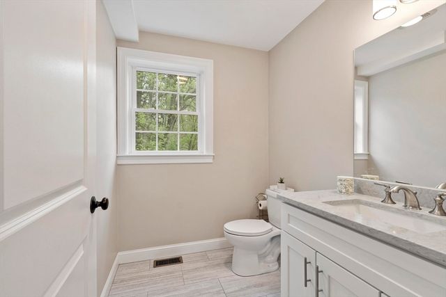 10 West St, Wilmington, MA 01887