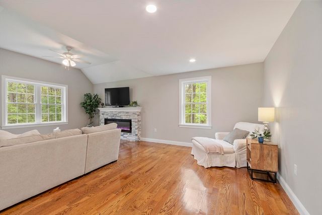 10 West St, Wilmington, MA 01887
