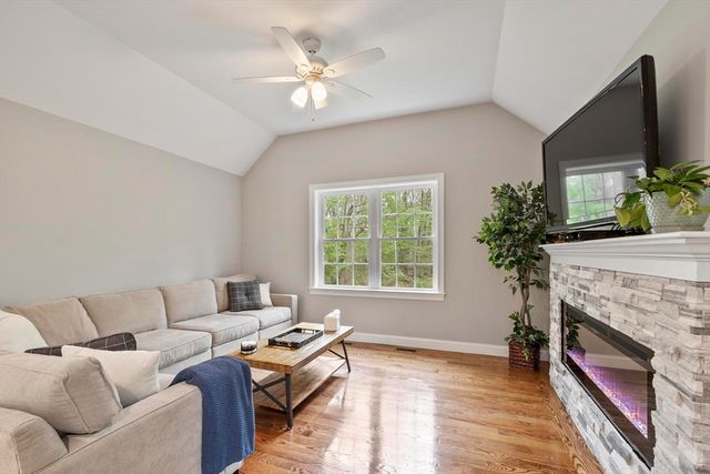 10 West St, Wilmington, MA 01887