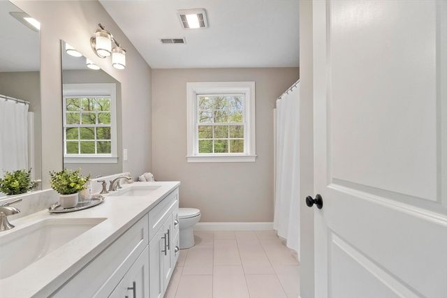 10 West St, Wilmington, MA 01887
