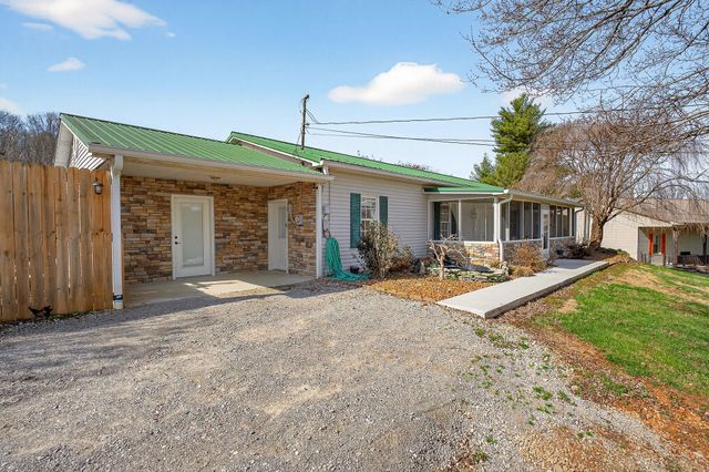 1375 Roberts Matthews Hwy, Sparta, TN 38583