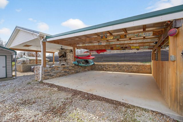 1375 Roberts Matthews Hwy, Sparta, TN 38583