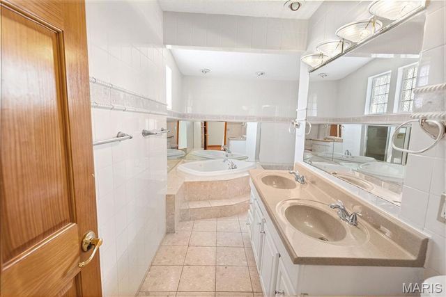 32 Hilltop Place, East St Louis, IL 62203