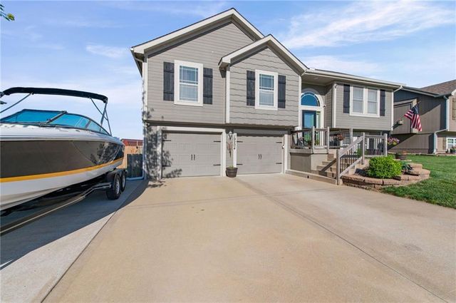 19204 Corbyn Lane, Smithville, MO 64089
