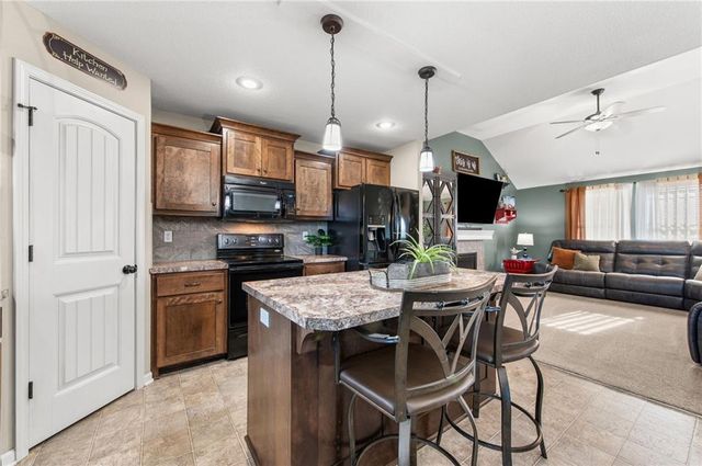 19204 Corbyn Lane, Smithville, MO 64089