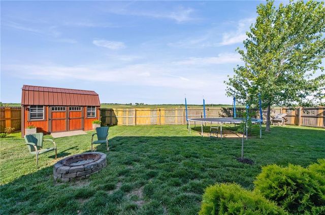 19204 Corbyn Lane, Smithville, MO 64089