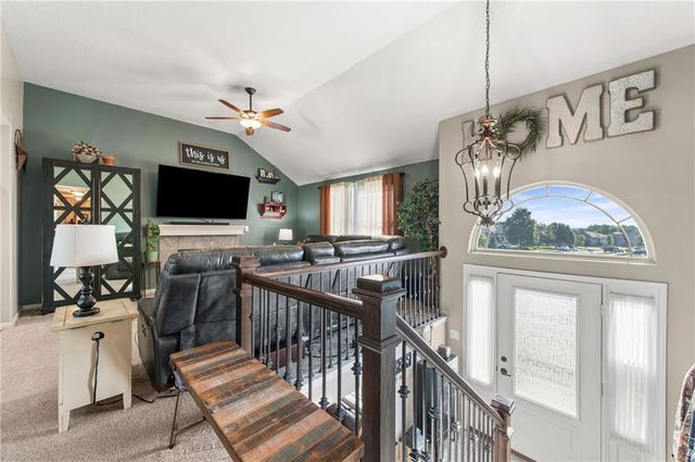 19204 Corbyn Lane, Smithville, MO 64089