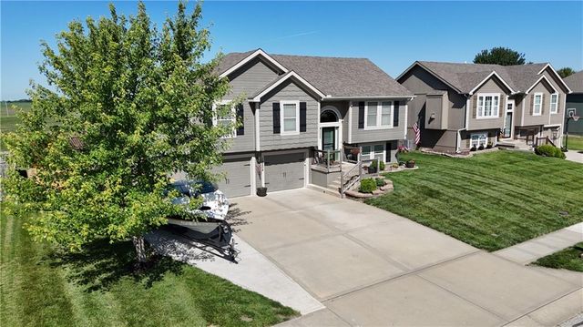 19204 Corbyn Lane, Smithville, MO 64089