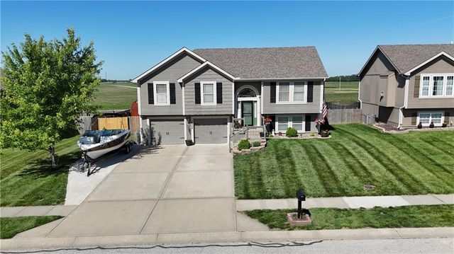 19204 Corbyn Lane, Smithville, MO 64089