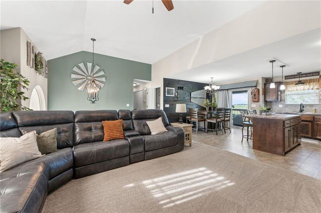 19204 Corbyn Lane, Smithville, MO 64089
