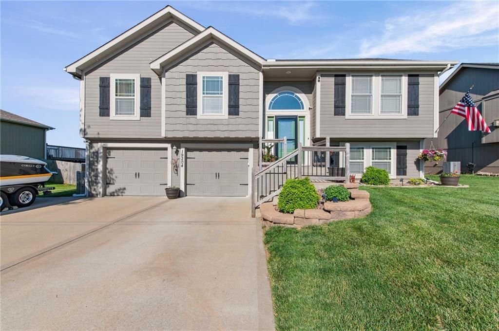 19204 Corbyn Lane, Smithville, MO 64089