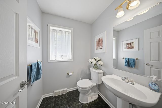 29 Dutch Meadows Drive, Colonie, NY 12047