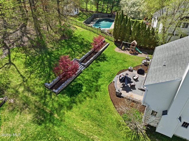 29 Dutch Meadows Drive, Colonie, NY 12047