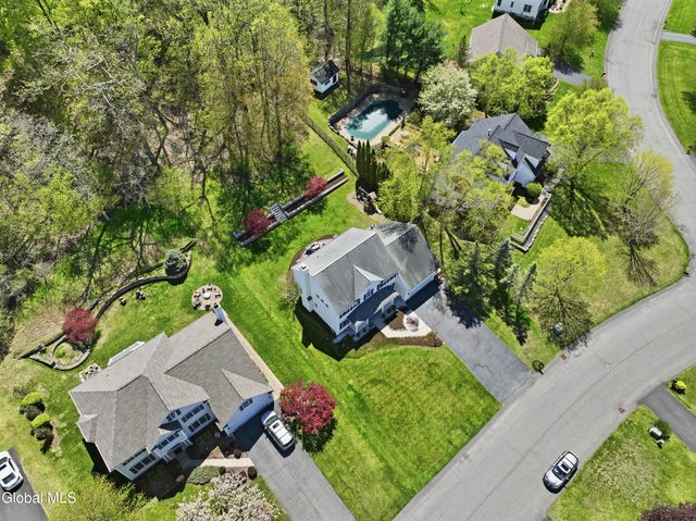 29 Dutch Meadows Drive, Colonie, NY 12047