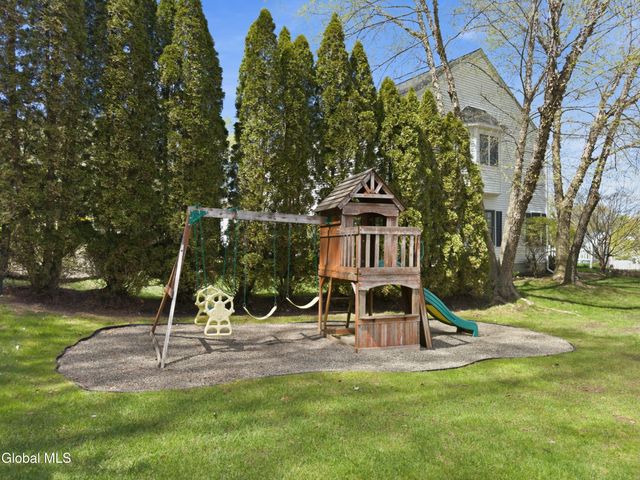 29 Dutch Meadows Drive, Colonie, NY 12047
