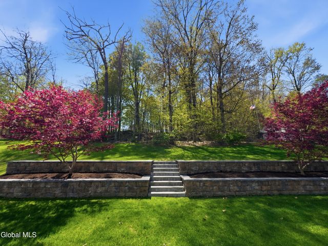29 Dutch Meadows Drive, Colonie, NY 12047