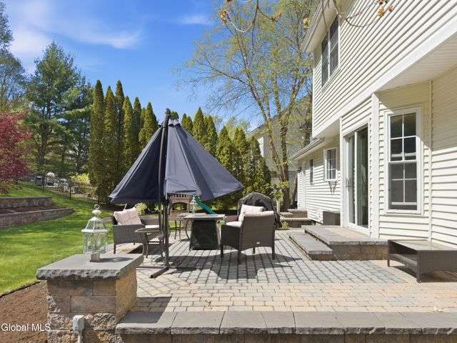 29 Dutch Meadows Drive, Colonie, NY 12047