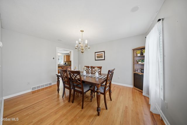 29 Dutch Meadows Drive, Colonie, NY 12047