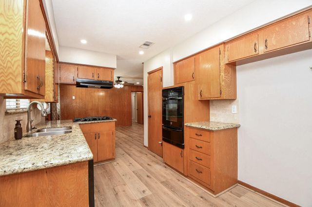 2303 Willow Boulevard, Pearland, TX 77581