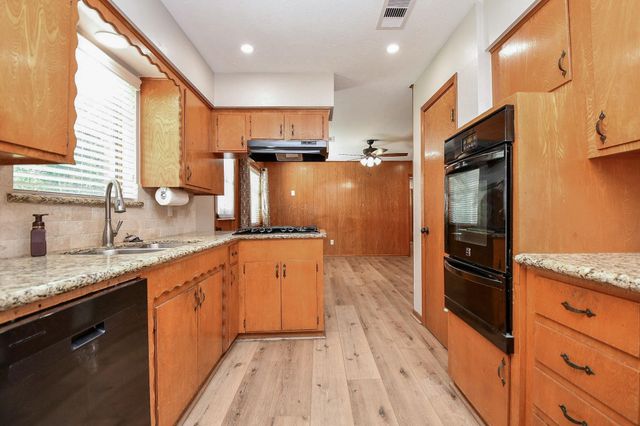 2303 Willow Boulevard, Pearland, TX 77581
