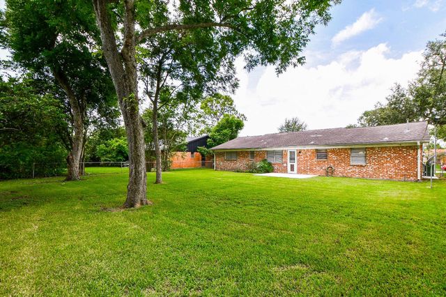 2303 Willow Boulevard, Pearland, TX 77581