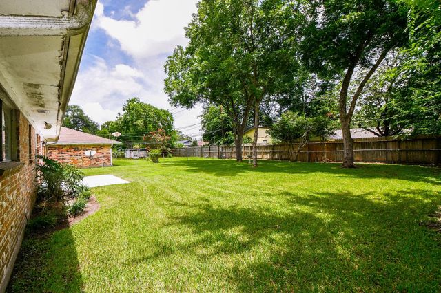 2303 Willow Boulevard, Pearland, TX 77581