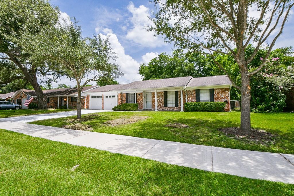 2303 Willow Boulevard, Pearland, TX 77581