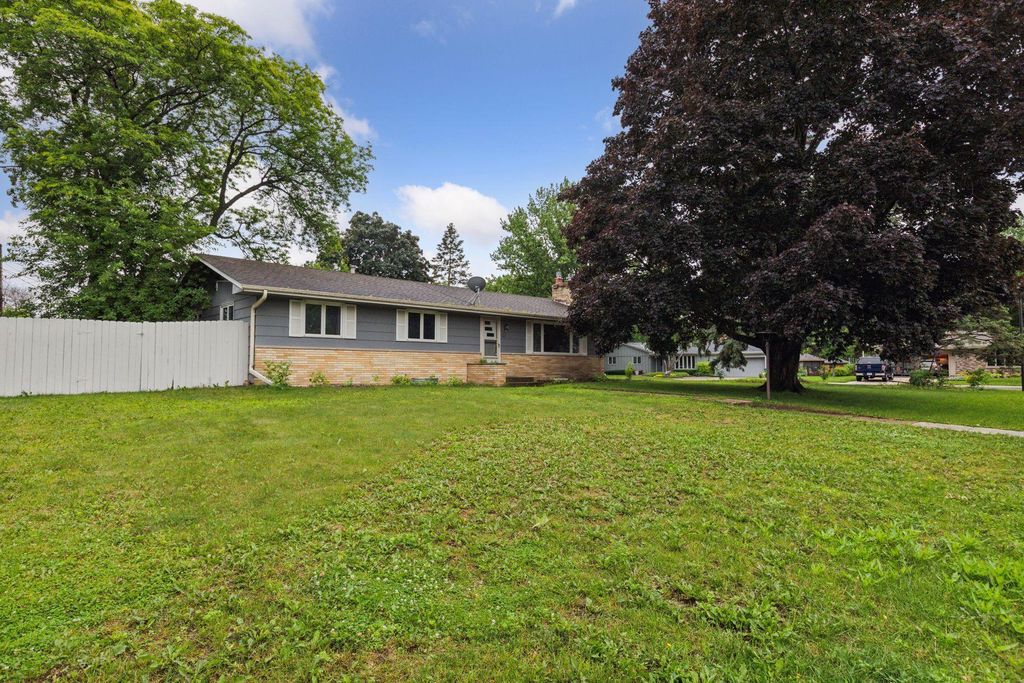8485 Winnetka Heights Drive, Golden Valley, MN 55427