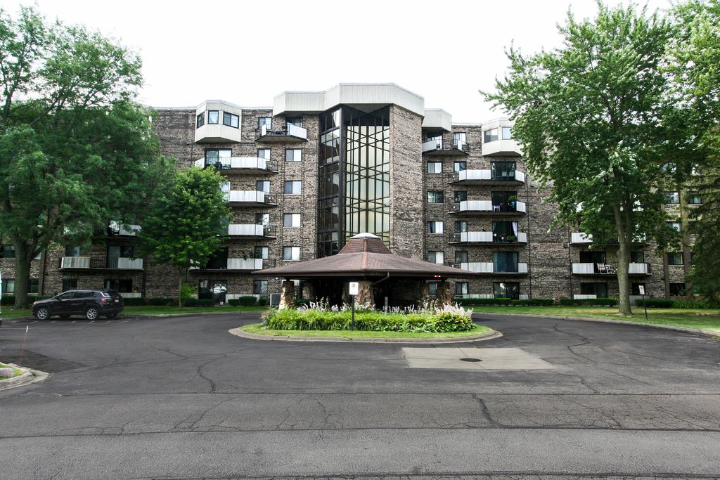 1275 E Baldwin Lane 306, Palatine, IL 60074