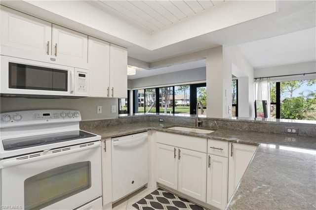 5765 Trailwinds DR 111, Fort Myers, FL 33907