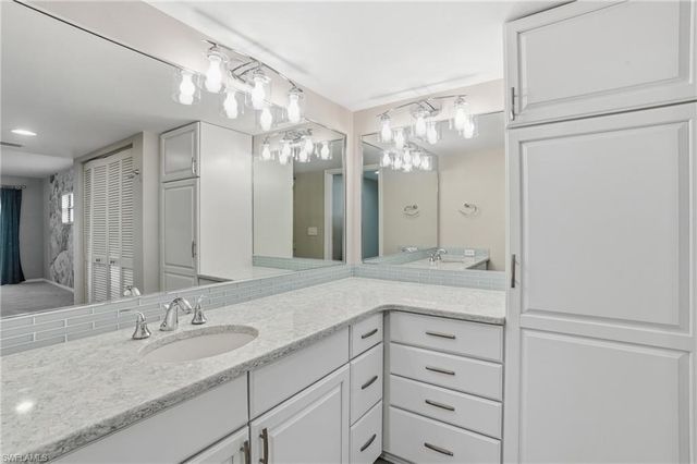 5765 Trailwinds DR 111, Fort Myers, FL 33907