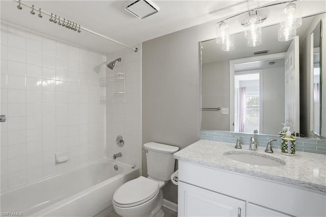 5765 Trailwinds DR 111, Fort Myers, FL 33907