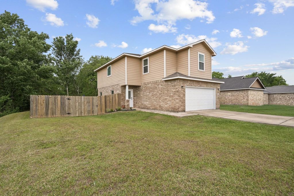 6101 Fox Ridge Drive, Angleton, TX 77515
