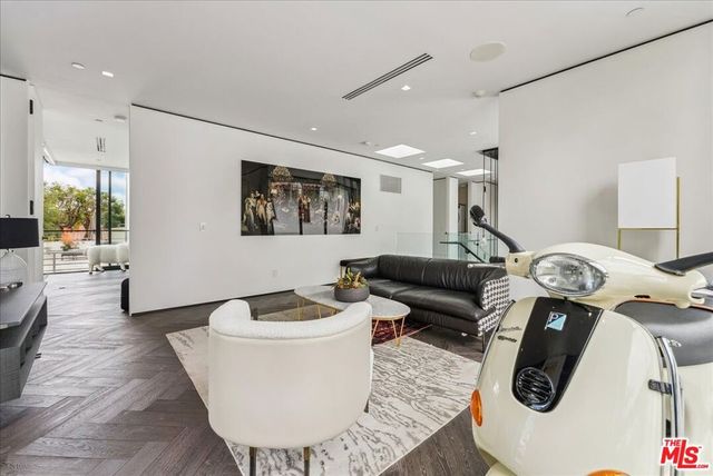 213 S La Peer Drive, Beverly Hills, CA 90211