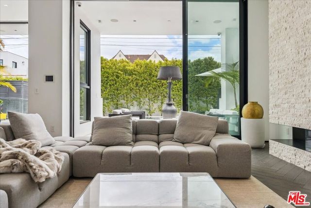 213 S La Peer Drive, Beverly Hills, CA 90211