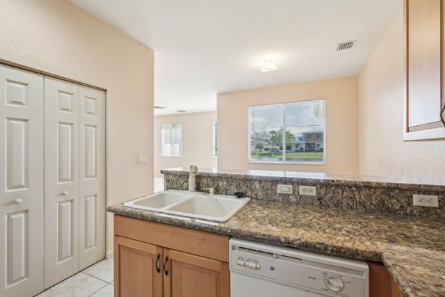 2584 SW Stockbridge Sq Square SW, Vero Beach, FL 32962