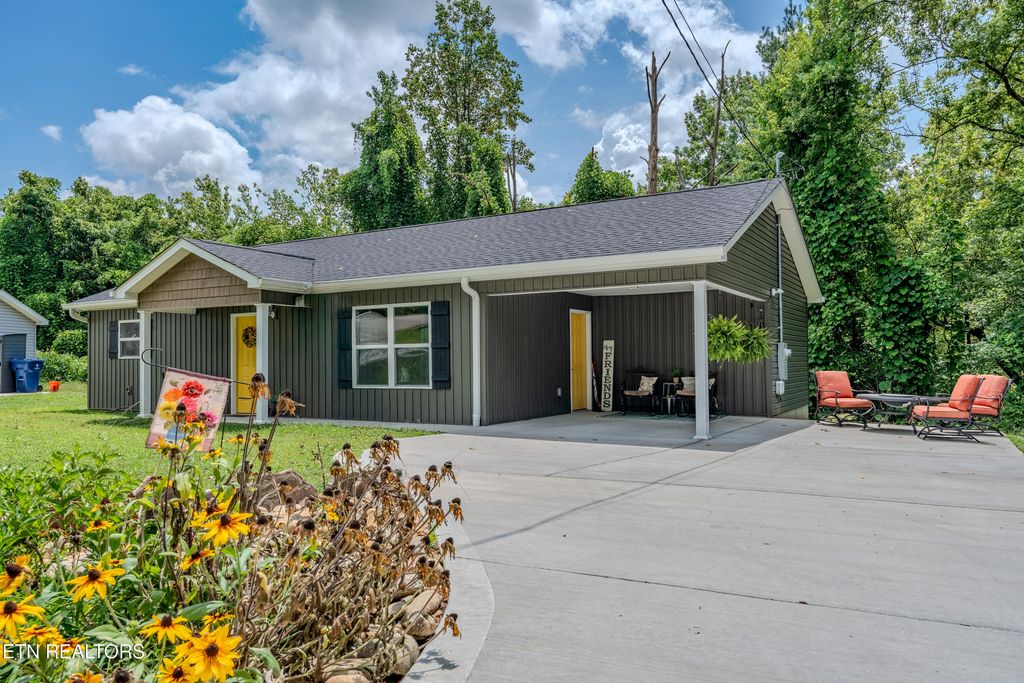 105 Wealdwood Drive, Clinton, TN 37716
