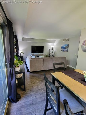 1655 Riverside Drive 10, Oakland Charter Township, MI 48309