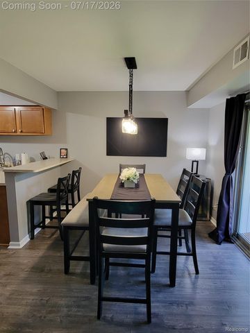 1655 Riverside Drive 10, Oakland Charter Township, MI 48309