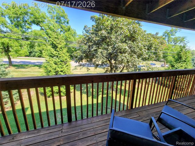1655 Riverside Drive 10, Oakland Charter Township, MI 48309