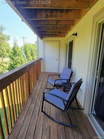 1655 Riverside Drive 10, Oakland Charter Township, MI 48309